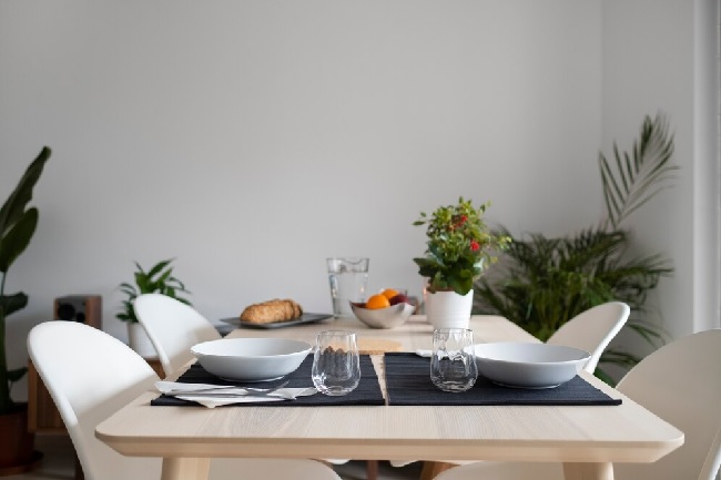 Meja Makan Minimalis Modern: Menghadirkan Gaya Elegan di Ruang Makan Anda